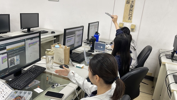 20251107跨域設計實務探索  II-互動輸出圖片